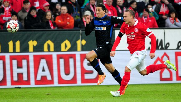 Bislang hatte Pierre Bengtsson als linker Außenverteidiger überzeugt. Gegen Kritik nach dem Leverkusen-Spiel nahm Trainer Martin Schmidt den Schweden in Schutz.