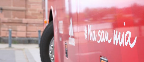 Derzeit etwas lädiert, aber den Insassen geht es gut: Der Mannschaftsbus des FC Bayern war bei Bischofsheim in einen Unfall verwickelt. 