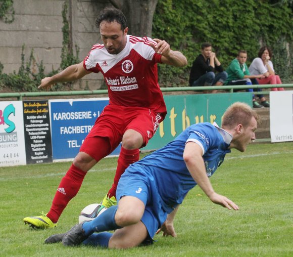 Mal ruhig angehen lassen: SVW-Stürmer Adem Kaya ging beim Derby vergangenes Wochenende in Bodenheim ganz offensichtlich nicht fit ins Spiel. Nun nahm Trainer Bert Balte Kaya für zumindest zwei Wochen aus dem Team, damit er seine Muskelverletzung in der Leistengegend auskurieren kann. 