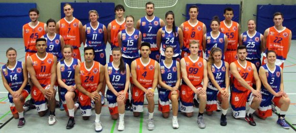 Gruppenbild mit Trikotwerbung: Regionalligamänner und Zweitligafrauen des ASC Mainz unterstützen die Flüchtlingsarbeit der Malteser.