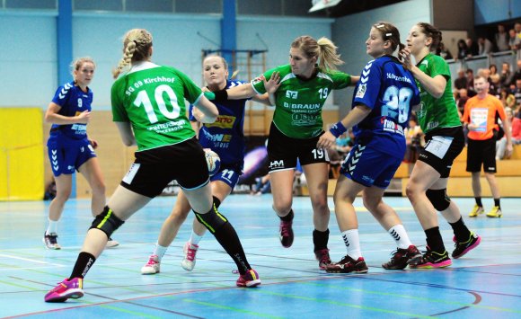 Katharina Mack (Mitte) versucht sich gegen die Gästeabwehr durchzutanken. Sie steuerte vier Treffer zum Erfolg über die SG Kirchhof bei.