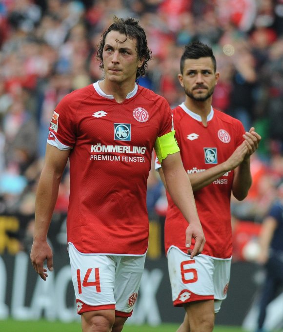 Die Enttäuschung war Julian Baumgartlinger und Danny Latza anzusehen. 50 Minuten lang hatten sich die 05er aufoperfungsvoll und geschickt gegen die Bayern gewehrt, danach nahmen die Dinge ihren Lauf.