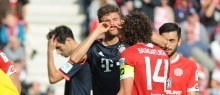 Was will Thomas Müller mit diesem Handgriff sagen? A. „Riskier keine dicke Lippe, Baumgartlinger“. B. „Da steht ein Pferd aufm Flur.“ C. „Rolf Töpperwien ist auch im Stadion.“