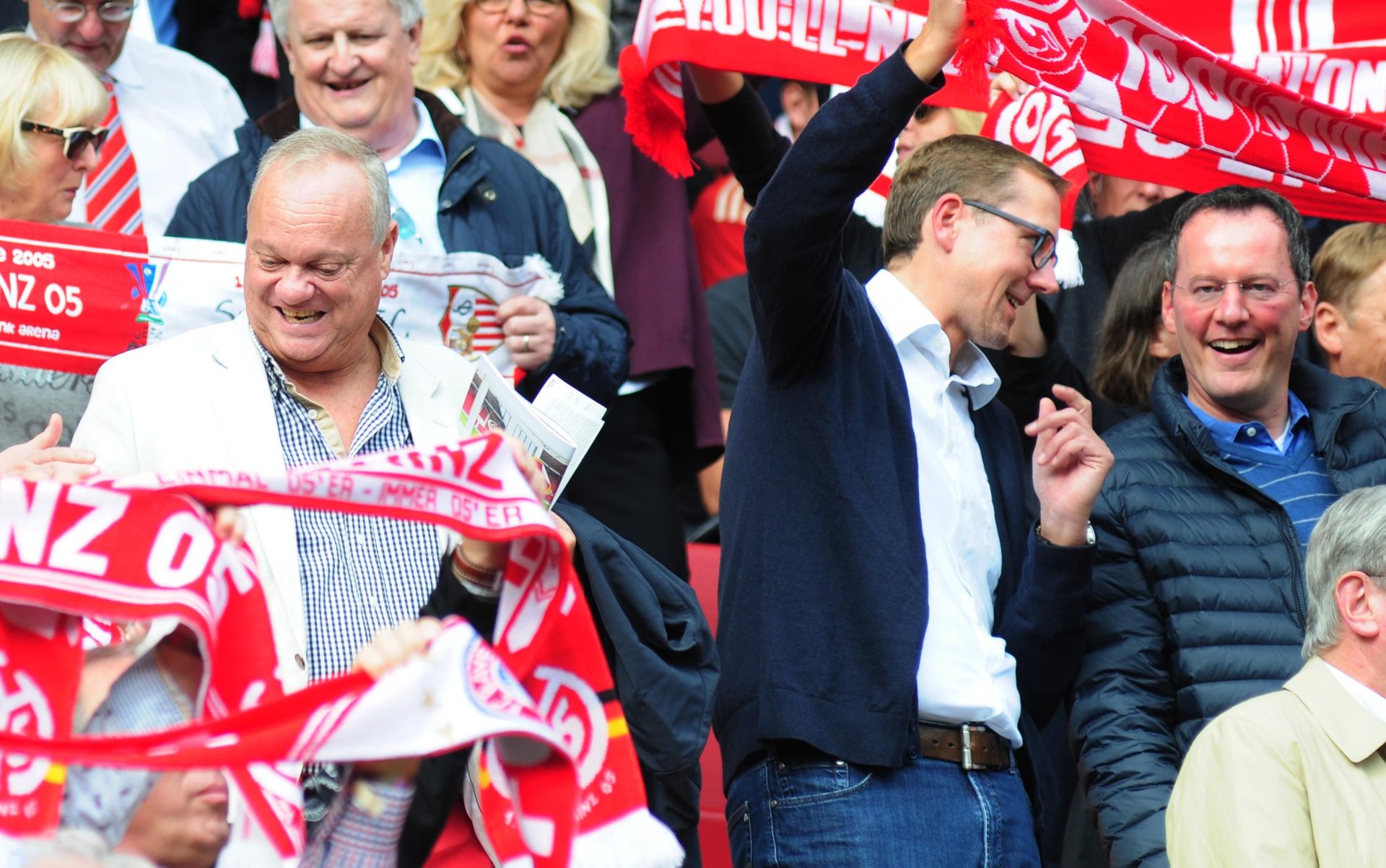 In der Tat: „Töppi“ gönnte sich zum 65. Geburtstag einen Besuch in der Coface Arena und fand einen Platz im langen Schatten der Macht.