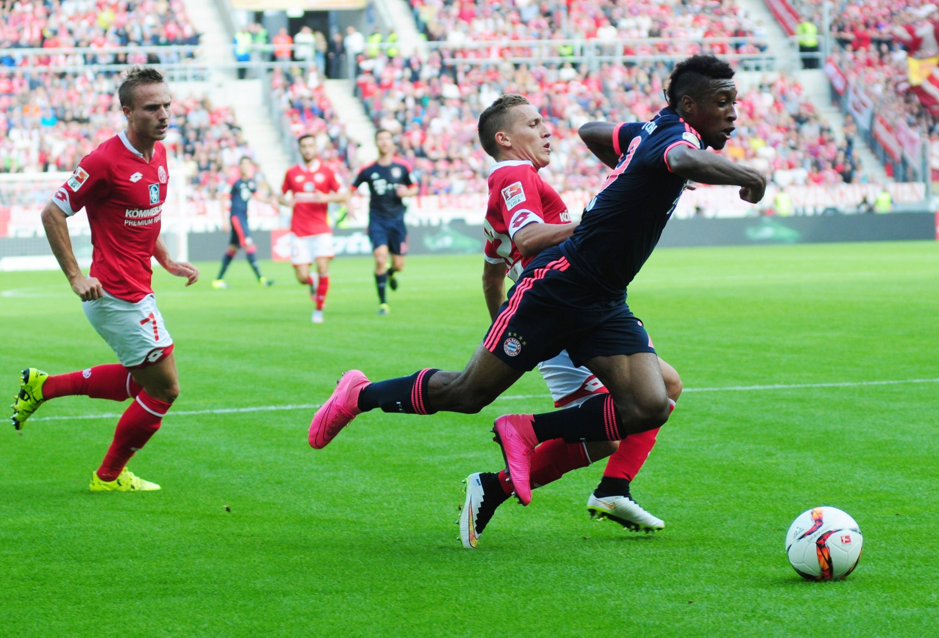 Den ersten Schreckmoment erlebten die Mainzer in der 20. Minute: Pablo De Blasis räumte Kingsley Coman im Strafraum ab, Schiedsrichter Bastian Dankert konnte gar nicht anders, als Elfmeter zu geben...