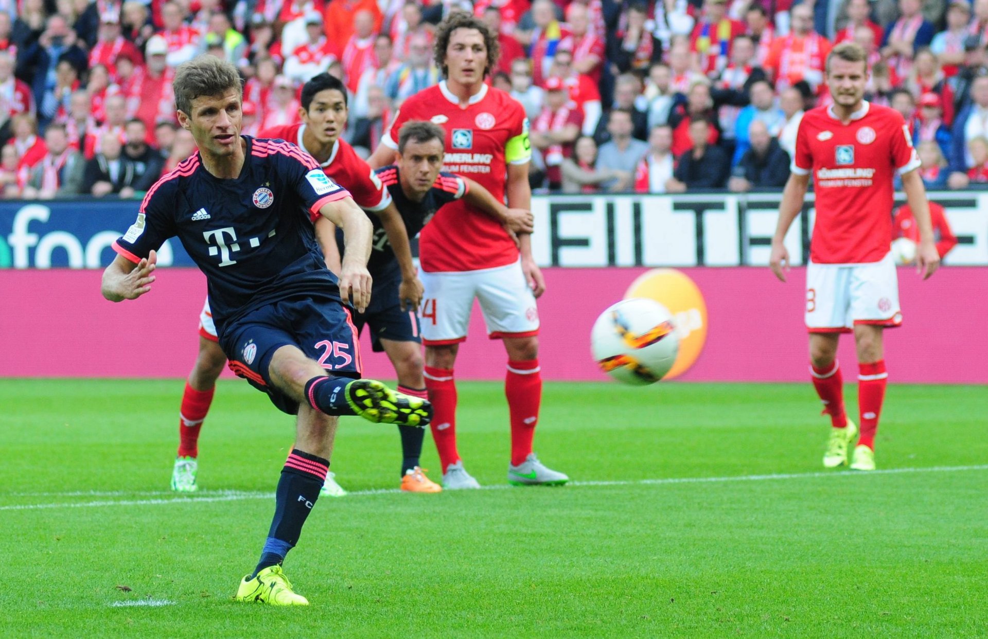 ...den aber jagte Thomas Müller über das Mainzer Tor.