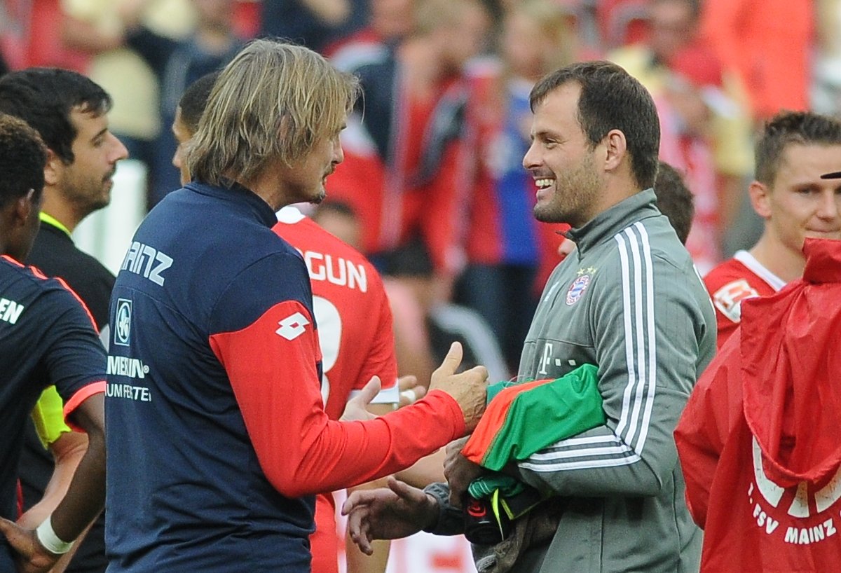 Immerhin bot der Tag auch noch schöne Augenblicke: 05-Torwarttrainer Stephan Kuhnert freute sich über das Wiedersehen mit seinem Münchener Kollegen Toni Tapalovic, der auch mal kurzzeitig unter Kuhnert trainiert hat.