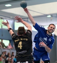 Adrian Janz (r.) übersteigt den Kirner Sebastian Rothenberger. Seine vier Treffer verhinderten die Heimniederlage im Relegationshinspiel nicht.