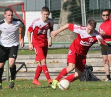Mal vorne, mal im Mittelfeld, aber letztlich der Mann, der die endgültige Entscheidung brachte: Claudius Neuser (r.) ersetzte die meiste Zeit der Partie gegen den VfL Neustadt Stürmer Adem Kaya und erzielte den 2:0-Endstand.