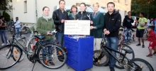 Der Scheck über 2200 Euro steht symbolisch für die Reparaturausrüstung, die Sandra Sprinkmeier (l.), Gisela Schultheis (3.v.l.), Katrin Schultheis (2.v.r.) und Marcus Klein (r.) an Mohamed Jabry und Lena Schmuck übergaben.