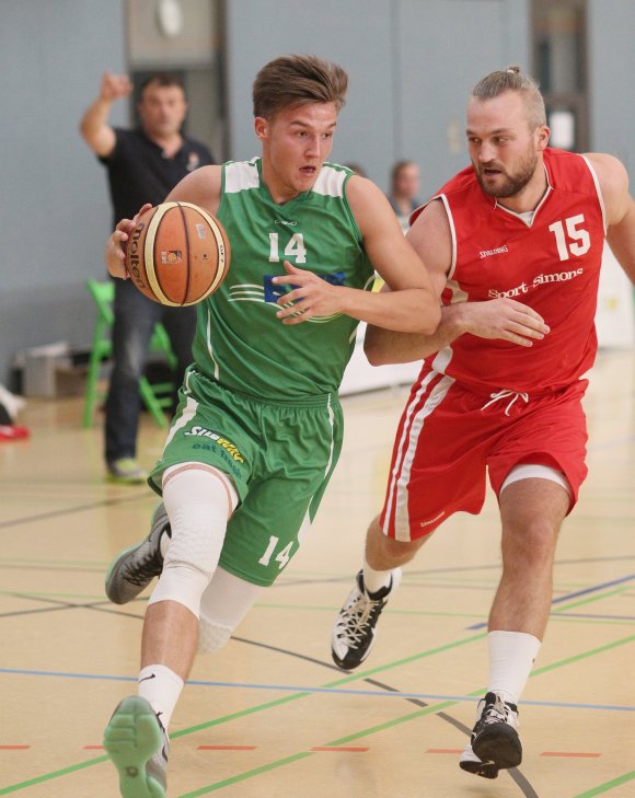 Henning Borggräfe (l.) verpasste mit der DJK Nieder-Olm am zweiten Oberligaspieltag eine Überraschung. Lange hielt das Team von Trainer Miro Sovic (hinten) nicht nur mit, sondern führte sogar – bis in den letzten Minuten die Kräfte zu sehr schwanden.