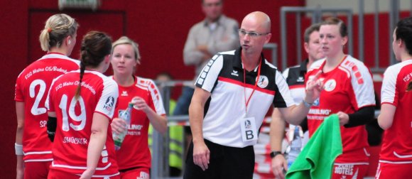 Früher gelb-blau, heute ganz auf rot-weiß eingestellt: Für FSG-Trainer André Sikora-Schermuly wird das Stadtderby gegen die SG TSG/DJK Bretzenheim zur ersten Pflichtspielbegegnung mit seinem langjährigen Verein.