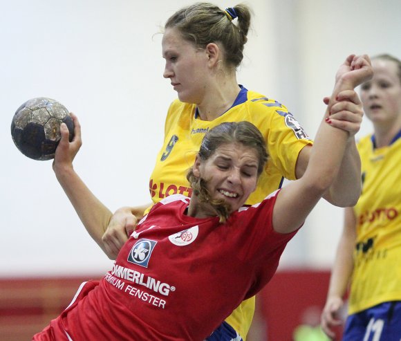 Ist das noch Puls fühlen oder schon ein Foul? Ganz unaufgeregt hält Lea Schuhknecht FSG-Kreisläuferin Katharina Wagner fest. Dreimal klappte das im Derby allerdings nicht, und Wagner traf ins Bretzenheimer Tor.