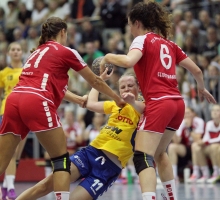 Niedergesunken: Katharina Mack (Mitte) prallt an der FSG-Defensive (v.l. Katharina Wagner, Inga Feuchtmann-Perez) ab.