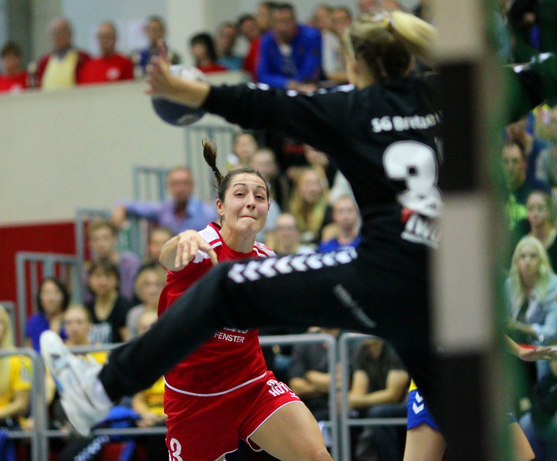 FSG-Rückraumspielerin Maxine Schmohl versucht an Bretzenheims Torhüterin Gina von Gilgenheimb vorbeizuzielen. Das gelang ihr im Derby zweimal.