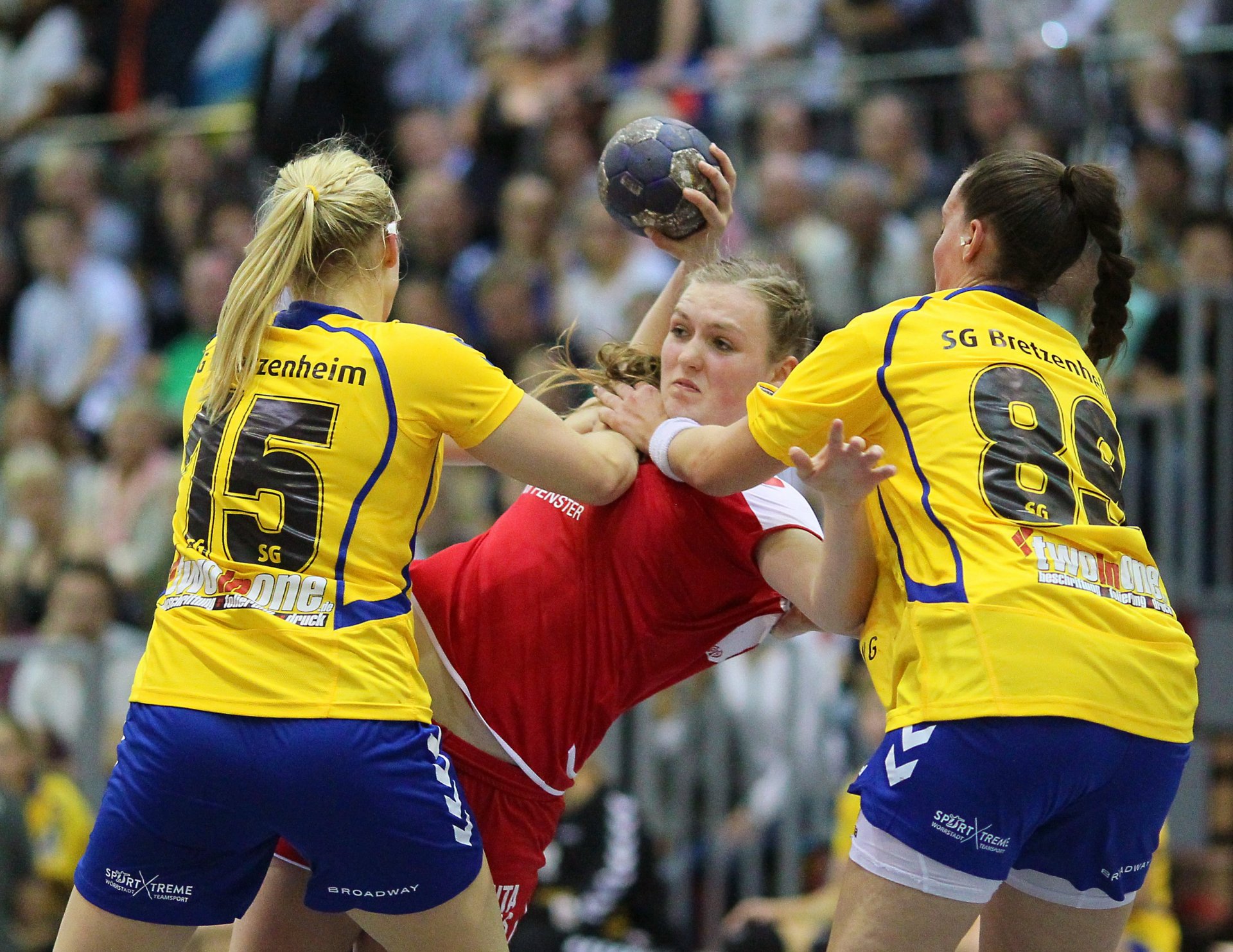 Für FSG-Nachwuchsspielerin Alicia Soffel (Mitte, gegen Larissa Platen und Jessica Kleinjung) war in dem engen Derby weniger Einsatzzeit drin als in den vorausgegangen Partien, so blieb sie erstmals in dieser Saison ohne Treffer.