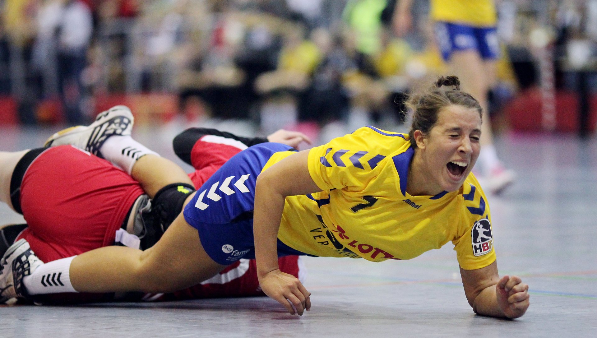 Schmerzhaft: Kristin Gärtner, mit die auffälligste Offensivspielerin der SG Bretzenheim, landete nach eine Zusammenprall auf dem Handgelenk und musste für ein paar Minuten vom Feld.