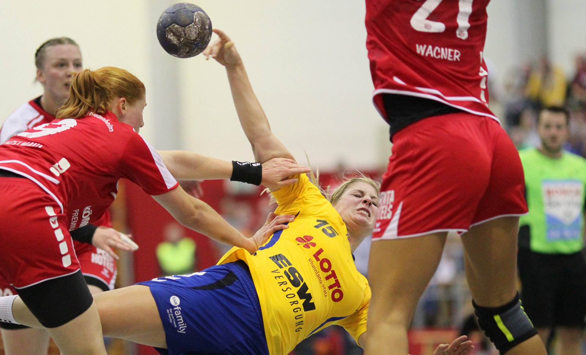 Larissa Platen ist der auffälligste Neuzugang in Reihen der Bretzenheimerinnen und bestätigte ihre tragende Rolle für den Angriff auch im Derby. Hier ist sie allerdings voll im Griff von Tamara Heinzelmann.