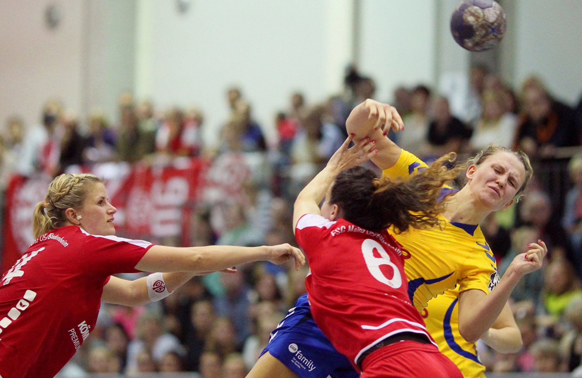 Laura Spatz (l.) und Inga Feuchtmann-Perez konnten dieses Abschluss von Lea Schuhknecht zwar nicht verhindern, mit nur zwei Gegentoren von der SG-Schützin kam die FSG-Defensive mit ihr aber insgesamt gut zurecht.