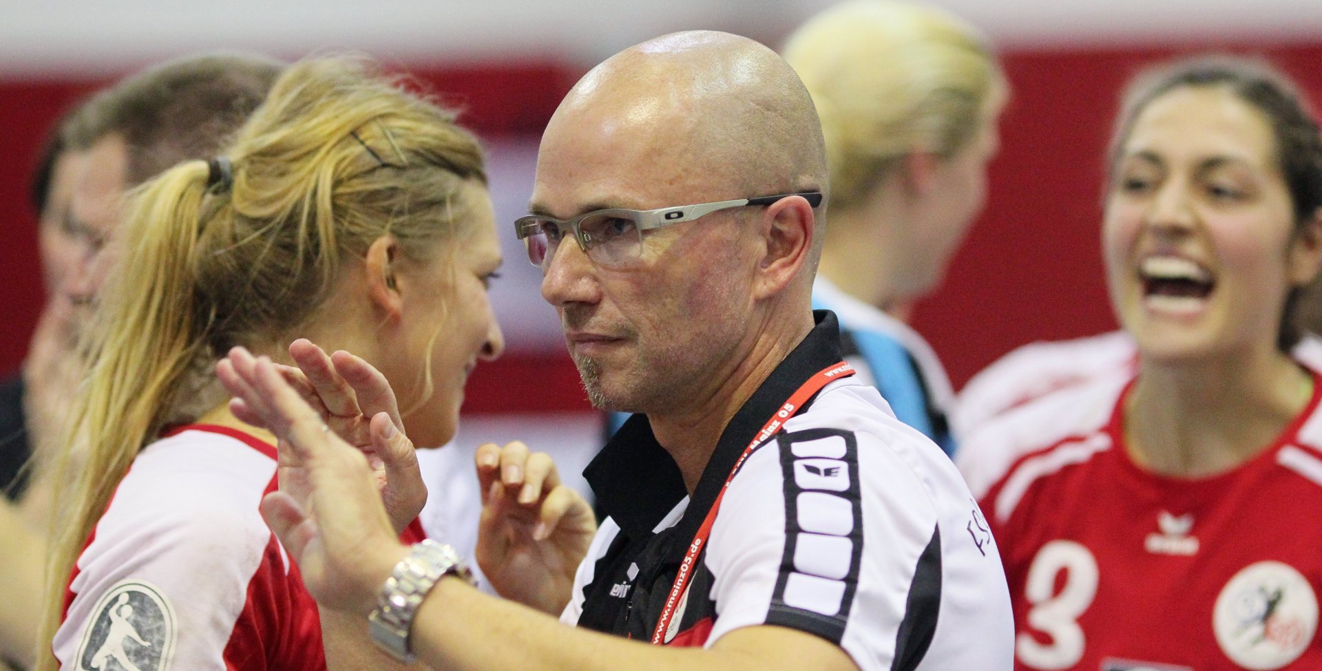 Derbysieger gegen seinen langjährigen Verein, aber vor allem froh, dass die Null in der Tabelle gelöscht ist: FSG-Trainer André Sikora-Schermuly feiert mit seinen Spielerinnen.