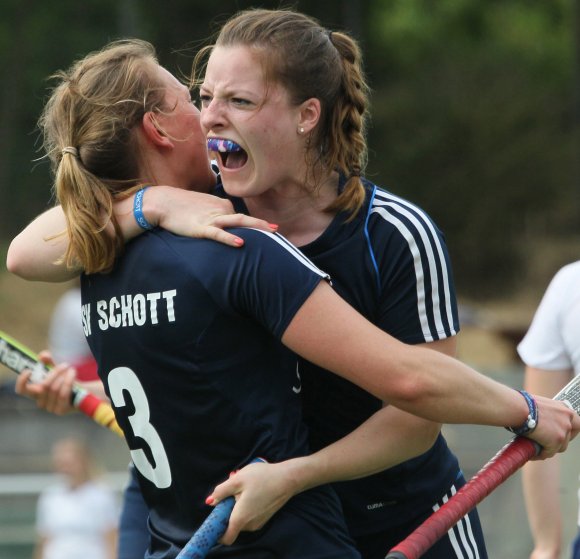Dreimal wollen die Hockeyfrauen des TSV Schott an den kommenden beiden Wochenenden beweisen, dass sie in der Lage sind, nach dem Vizemeisteritel der Vorsaison nun um den Zweitligaaufstieg mitzuspielen. Kapitänin Sina Bohrer (r.) die hier mit  Aline Bessling ihren Ecken-Treffer zum1:1 im jüngsten Heimspiel gegen die HG Nürnberg bejubelt, ist bei der Saisonpremiere gegen die Franken allerdings nicht dabei.
