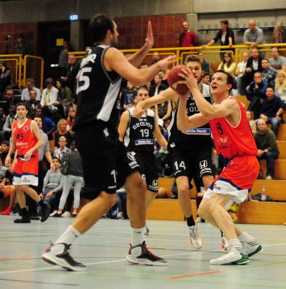 Da schien noch alles in Ordnung zu sein. In der Woche nach dem Heimspiel gegen den KIT SC Karlsruhe stellte sich allerdings heraus, dass Ilja Ickert sich einen Innenbandanriss im Knie zugezogen hat.