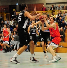 Da schien noch alles in Ordnung zu sein. In der Woche nach dem Heimspiel gegen den KIT SC Karlsruhe stellte sich allerdings heraus, dass Ilja Ickert sich einen Innenbandanriss im Knie zugezogen hat.