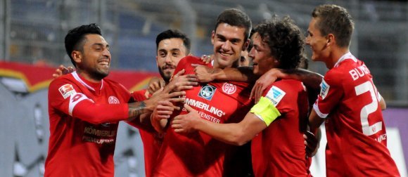 Innenverteidiger Stefan Bell (Mitte) lässt sich nach seinem Kopfballtreffer zur frühen Mainzer Führung am Böllenfalltor feiern.