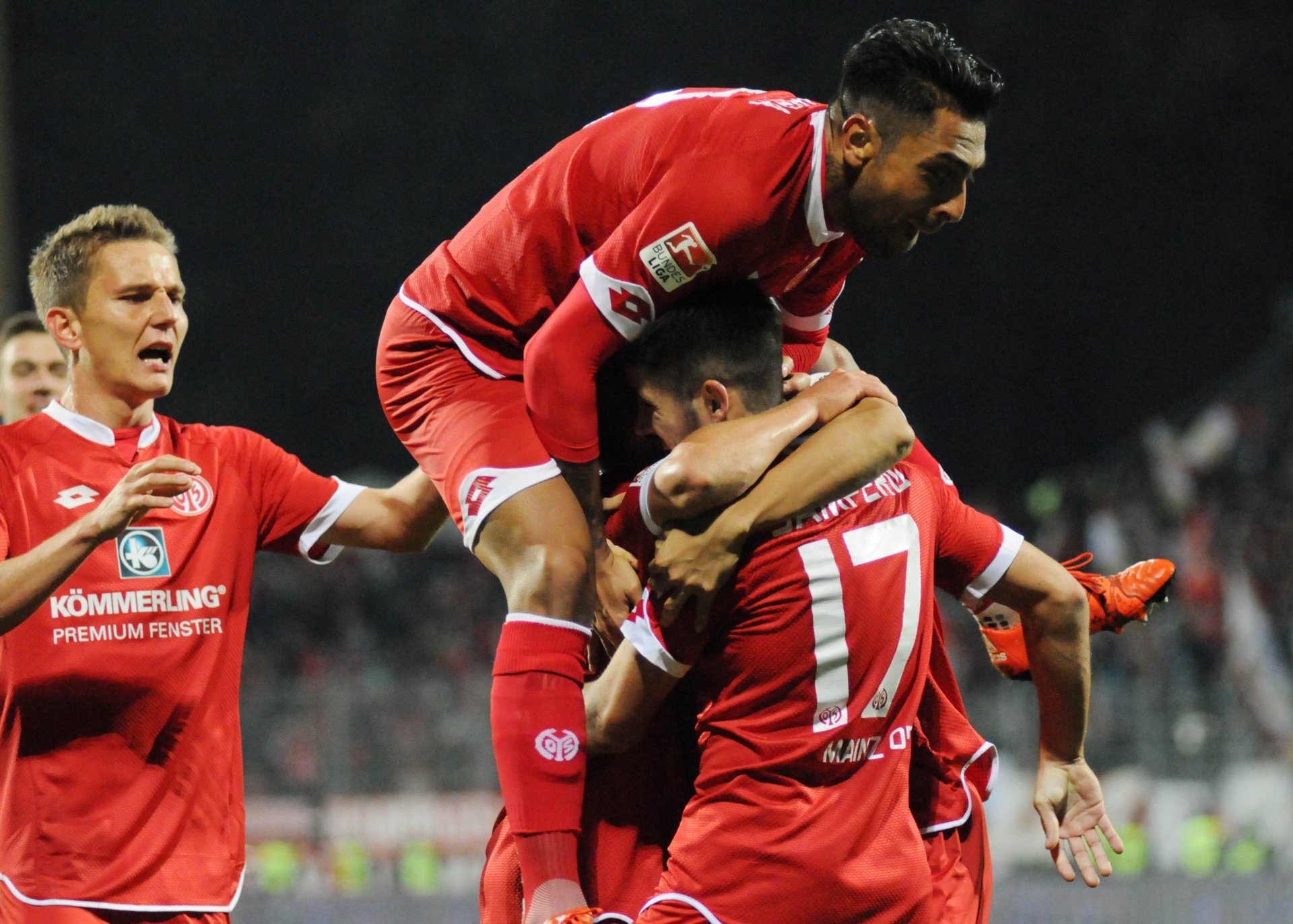 Suchbild: Wo ist Pablo De Blasis? Dass man den Argentinier in dieser Szene nicht sieht, hat nur zum Teil mit seiner Körpergröße zu tun, sondern liegt auch daran, dass die Kollegen Jairo und Ginzalo Jara ihn nach seinem Treffer zum 3:2 beinahe erdrückt hätten. Aber gleich schreitet Niko Bungert ein und wird De Blasis retten...