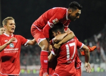 Suchbild: Wo ist Pablo De Blasis? Dass man den Argentinier in dieser Szene nicht sieht, hat nur zum Teil mit seiner Körpergröße zu tun, sondern liegt auch daran, dass die Kollegen Jairo und Ginzalo Jara ihn nach seinem Treffer zum 3:2 beinahe erdrückt hätten. Aber gleich schreitet Niko Bungert ein und wird De Blasis retten...