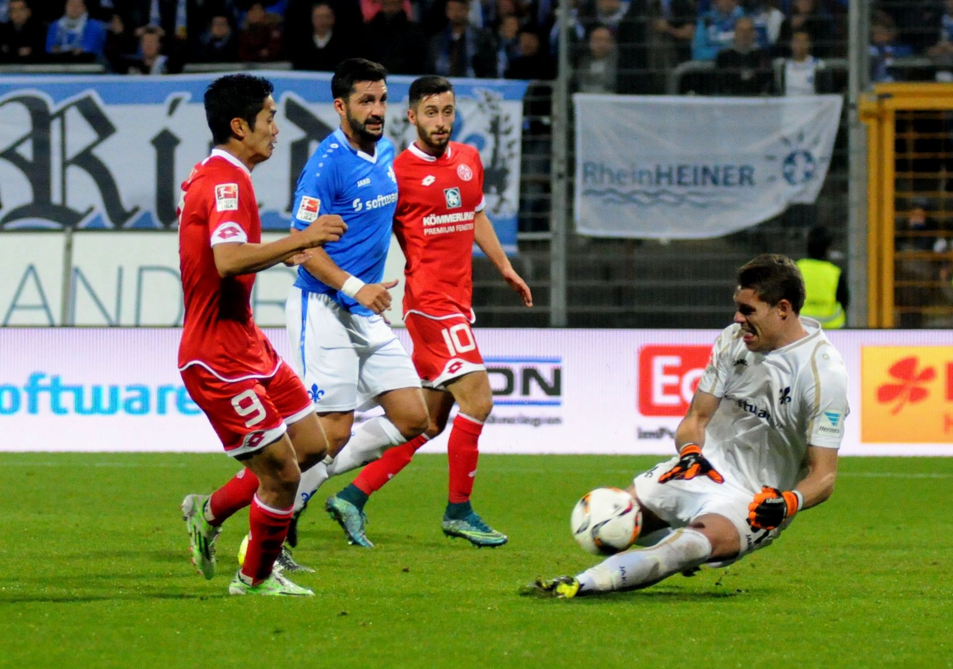 Christian Mathenia war es zu verdanken, dass Pablo De Blasis in den Genuss des entscheidenden Treffers kam: Der Darmstädter Torwart, bis Sommer vorigen Jahres noch Schlussmann der Mainzer U23, verhinderte in dieser Szene einen erfolgreichen Abschluss von Yoshinori Muto, war anschließend aber gegen De Blasis' klugen Heber machtlos.