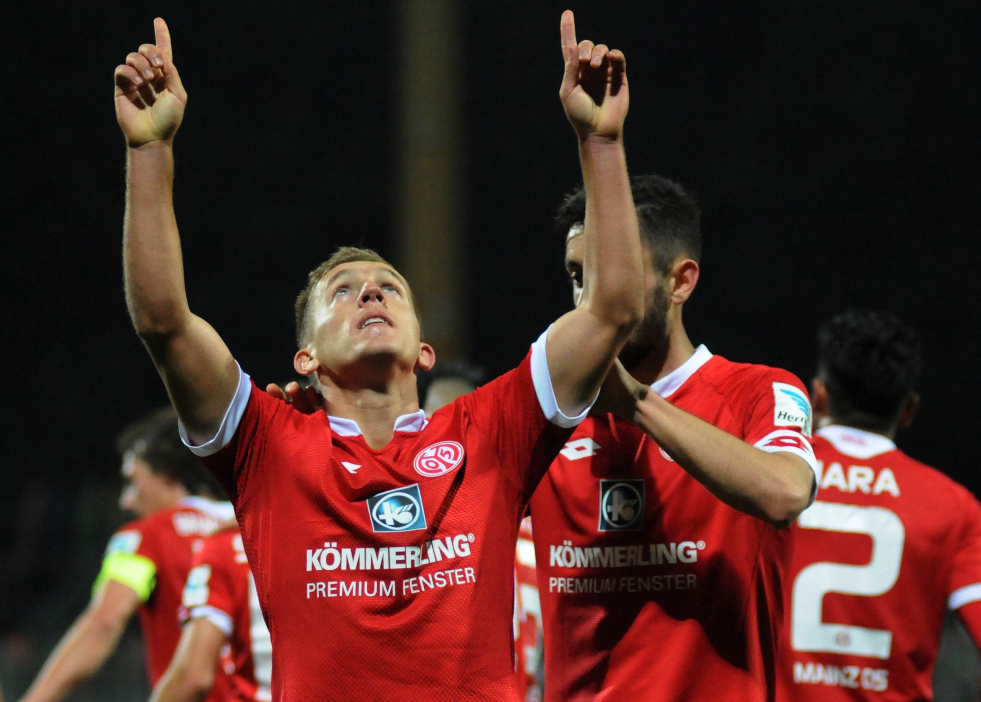 ...wofür der Siegtorschütze sich auch bei höheren Mächten bedankt.