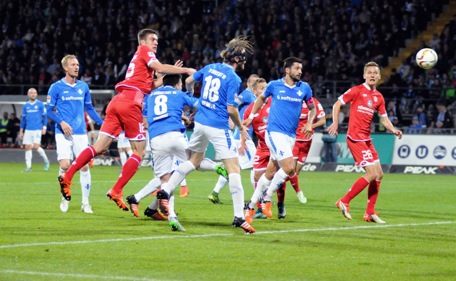 Die Darmstädter Stärke bei Standards ist gefürchtet. Am Freitagabend jedoch waren die 05er auch in dieser Disziplin die bessere Mannschaft: Stefan Bell erzielte nach einem Freistoß von Danny Latza das 1:0...
