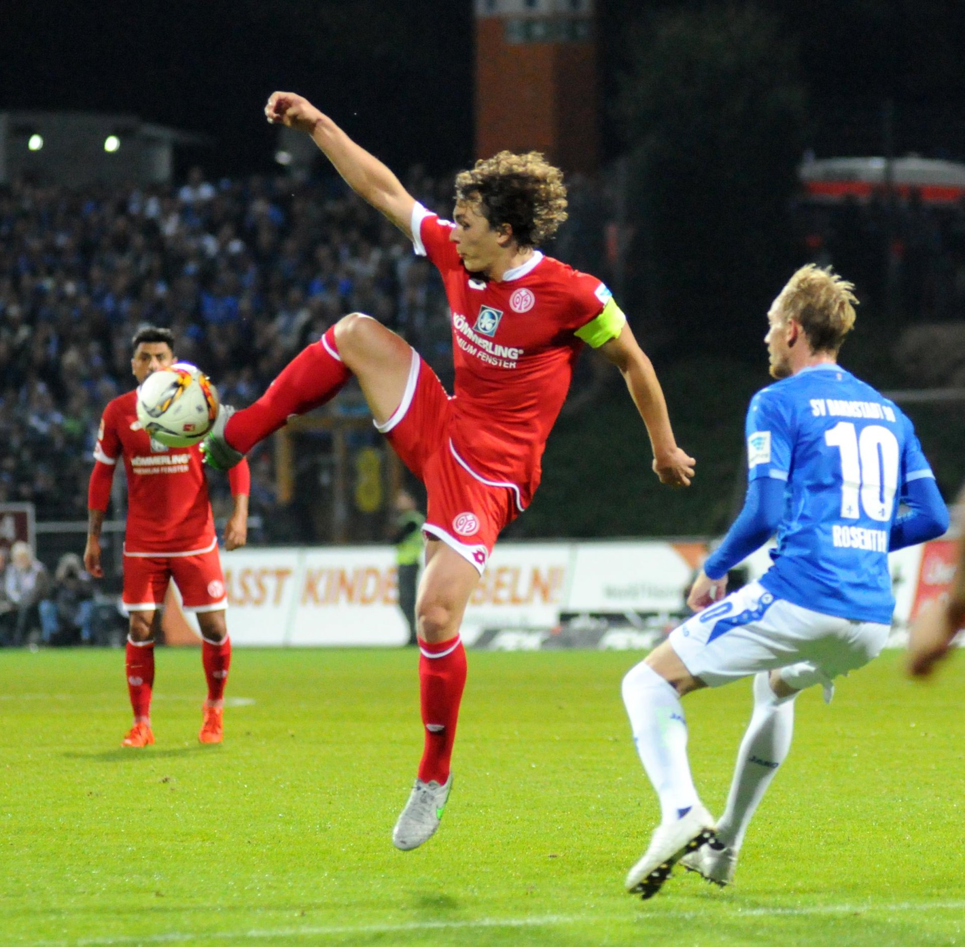 In der ersten Halbzeit ließen Julian Baumgartlinger (hier gegen Jan Rosenthal) und seine Mitspieler die Damstädter kaum einmal geordnet in Strafraumnähe kommen...