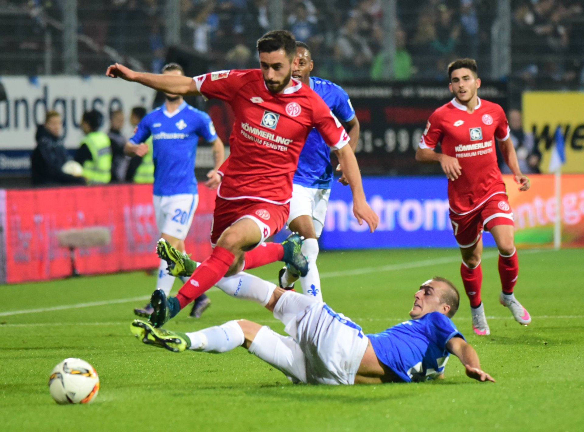 Yunus Malli war an den meisten Mainzer Offensivaktionen beteiligt. Nicht nur, wenn's durch die Mitte ging. In der ersten Halbzeit streute der Spielmacher auch einen überraschenden Sprint auf der rechten Außenbahn ein, den auch Ex-Mannschaftskollege Junior Diaz nur noch mit Blicken folgen konnte.