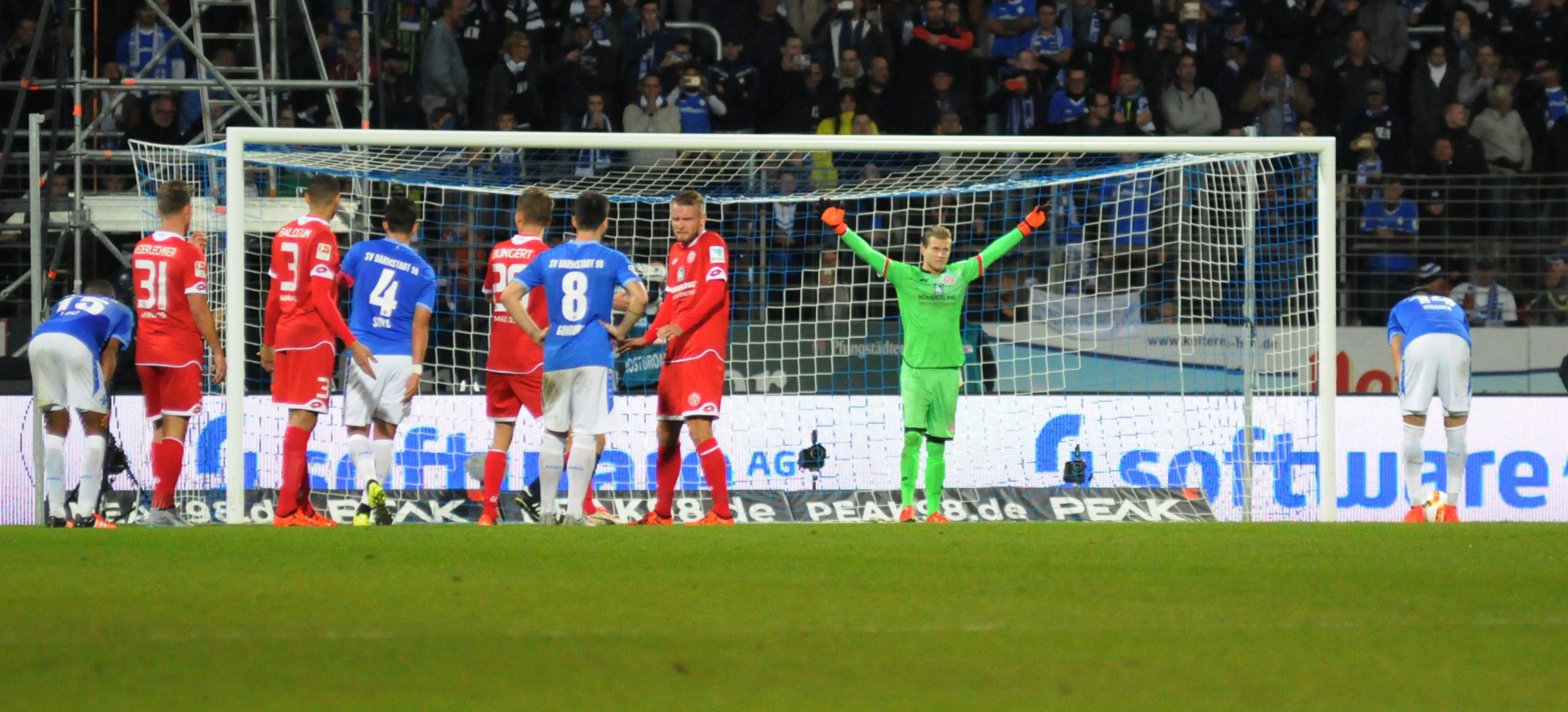 ... das war allerdings nichts gegen die Schmähungen, die 98-Stürmer Sandro Wagner zuteil wurden, nachdem Loris Karius in der Nachspielzeit diesen Elfmeter über das Mainzer Tor geguckt hatte.