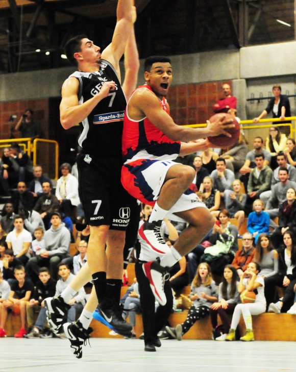 Noe Trenz, hier im Spiel der Vorwoche gegen KIT SC Karlsruhe, arbeitete auch in Schwenningen viel unter den Körben.