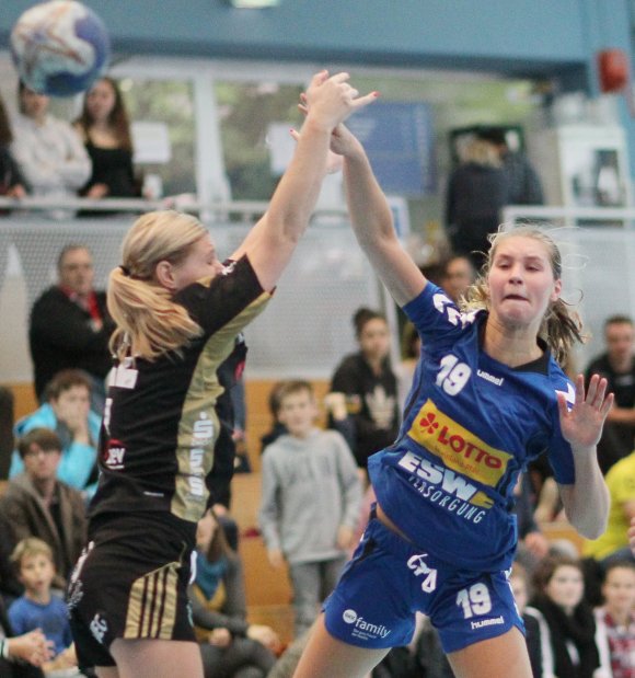 Wegen der fehlenden Stammspielerinnen war Andrea Mertens umso stärker gefordert im Rückraum der SG, erfüllte die Aufgabe prima und war sogar von der Siebenmeterlinie eine gute Ersatzschützin für die verletzte Larissa Platen.