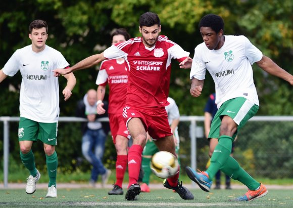 Außenverteidiger Carnell Likunde auf dem Weg nach vorne: Die TuS Marienborn war in der Schlussphase die bissigere Mannschaft, RWO Alzey durch gezielte Vorstöße aber ebenso immer wieder gefährlich.