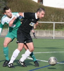 Alan Ates' (r.) Eigentor verhalf den Wormsern zum 1:1. Am Ende verkürzte der Bodenheimer Sechser auf 3:4, danach gelang seiner Elf jedoch kein weiterer Treffer.
