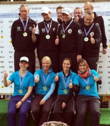 Anne Bollrich, Alice Kobisch, Nicole Gundert-Greiffendorf und Steffi Blendermann (v.l.) verteidigten in Appelscha erneut ihren Europacup-Titel. Hinter Gundert-Greiffendorf stehend Carl-Johan Ryner, mit einem 25er-Rundenschnitt der alles überragende Spieler dieses Wettbewerbs.