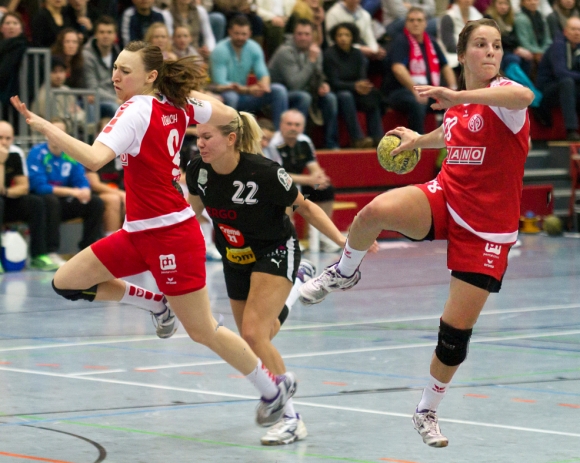 Einfach unzertrennlich und dehalb auf diesem Bild zusammengeschnitten: Julia Löbich und Theresa Köhler wollen auch 2014-15 mit Mainz 05 Handball spielen, möglichst in der Zweiten Liga.