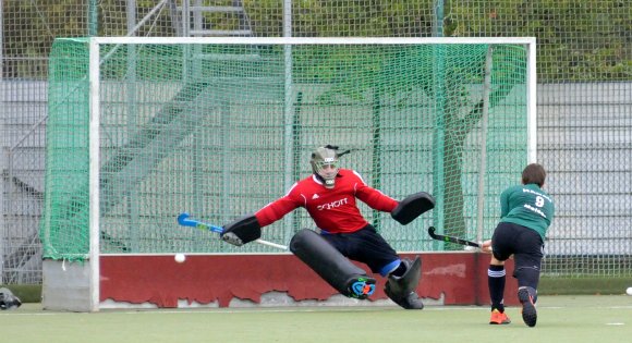 Zum zweiten Mal in diesem Spiel musste sich Schott-Torwart Julius Knab geschlagen geben, als Valentin Meiser aus sieben Metern schießen durfte.