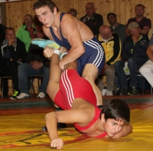 Die Zeiten, in denen Bilal Genc (vorne) sich nur gegen überhöhte Niederlagen wehren konnte, sind vorbei. In Hüttigweiler wurde der inzwischen 14-Jährige durch seinen überraschenden Schultersieg zum Matchwinner.