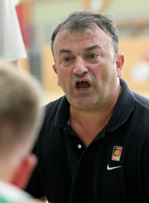 Vor der Pause war Miro Sovic aufgebracht ob der Leistung seiner Mannschaft. Nach dem Seitenwechsel musste der DJK-Trainer sich nicht mehr aufregen.