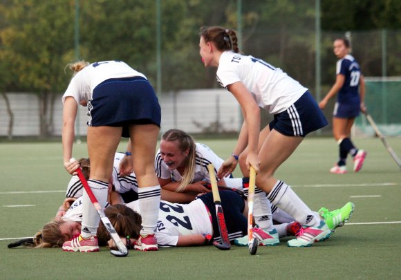 Einmal haben sie schon gejubelt: Die Hockeyfrauen des TSV Schott haben eine Woche nach dem Auftakterfolg gegen die HG Nürnberg die Chance, durch zwei Siege am letzten Wochenende des ersten Teils der Feldsaison als Tabellenführer in die bis Ende April dauernde Pause zu gehen.