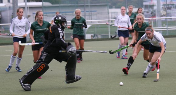 Sophie Dilchert kommt in dieser Szene zu spät, die Obermenzinger Torfrau kann die Torgefahr verhindern. So ging es dem TSV Schott zu häufig gegen die Münchnerinnen.