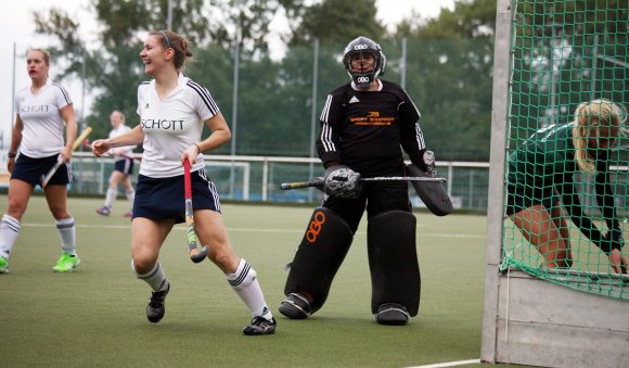 Einmal klappte es doch: Sophie Dilchert hat einen Schuss ins Obermenzinger Tor abgelenkt und ihren ersten Saisontreffer markiert.