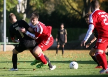 Aufgelaufen: SVW-Innenverteidiger Daniel Richter bleib am Oppauer Kaptän Göran Garlip hängen. Die Weisenauer mussten schon beim Spielaufbau häufig zurückziehen. Wenn, dann ging etwas über die Außen.