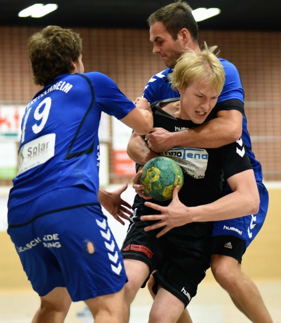 In den Fängen des Gegners: Für den Gonsenheimer Adrian Wolter geht es erst einmal nicht weiter gegen die Gästeabwehr. Aber immerhin drei Treffer konnte der Rückraumspieler zum Erfolg seines Klubs gegen die SG Bretzenheim beisteuern.